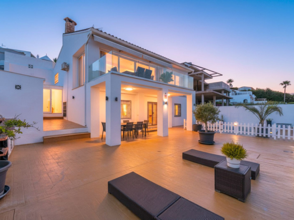 Villa for sale in Estepona
