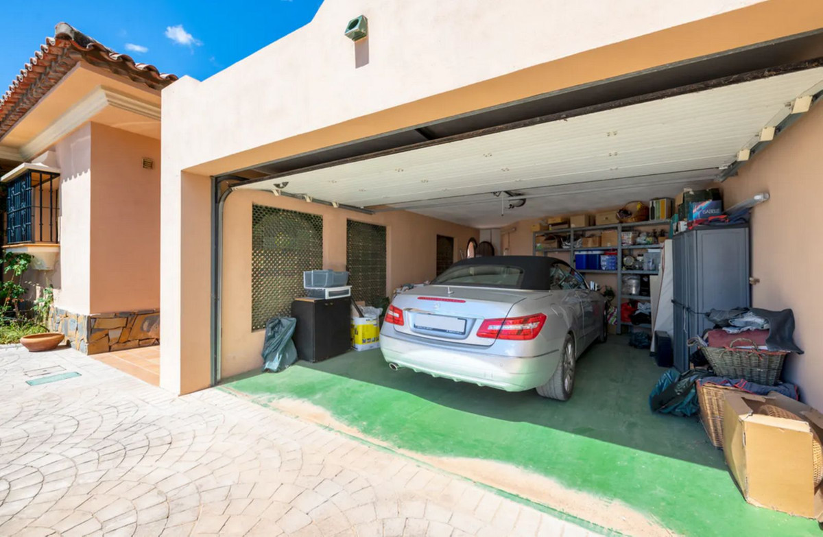 Villa for sale in Estepona