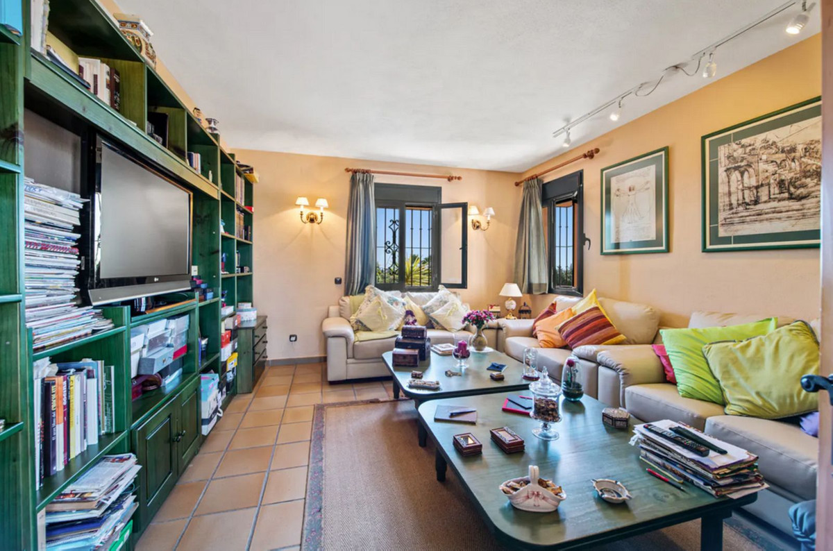Villa for sale in Estepona