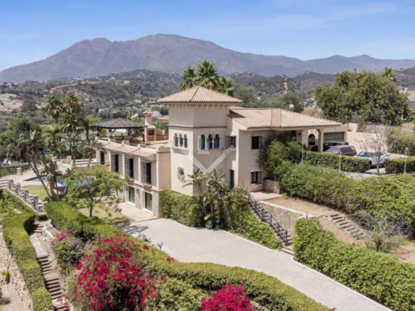 Villa for sale in Estepona