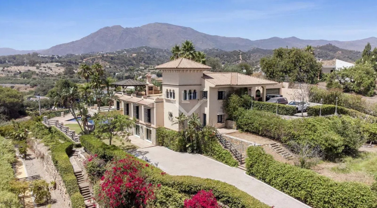 Villa for sale in Estepona