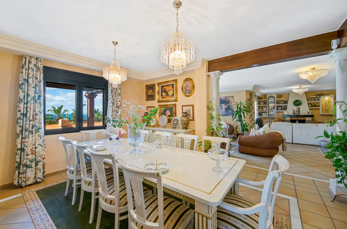 Villa for sale in Estepona