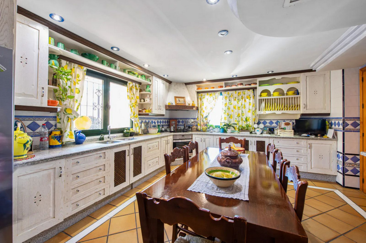Villa for sale in Estepona