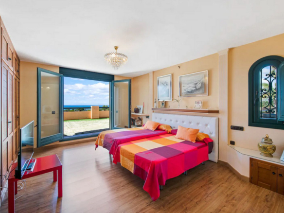 Villa for sale in Estepona