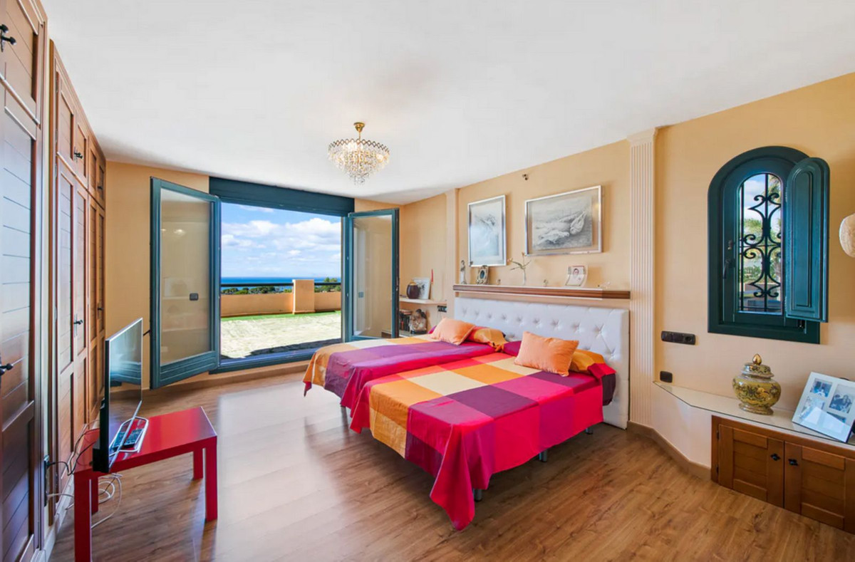 Villa for sale in Estepona