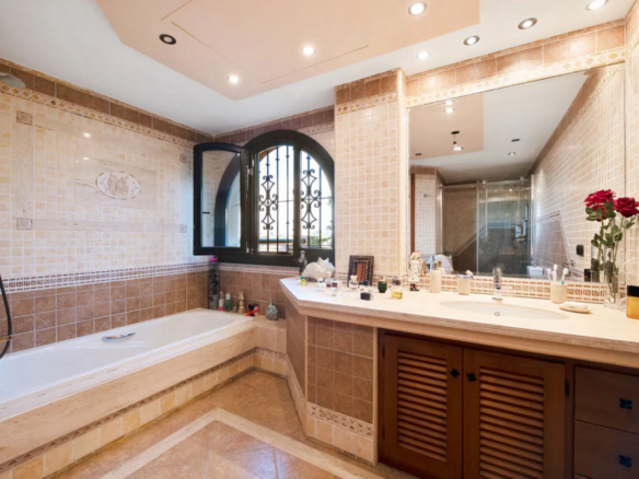 Villa for sale in Estepona