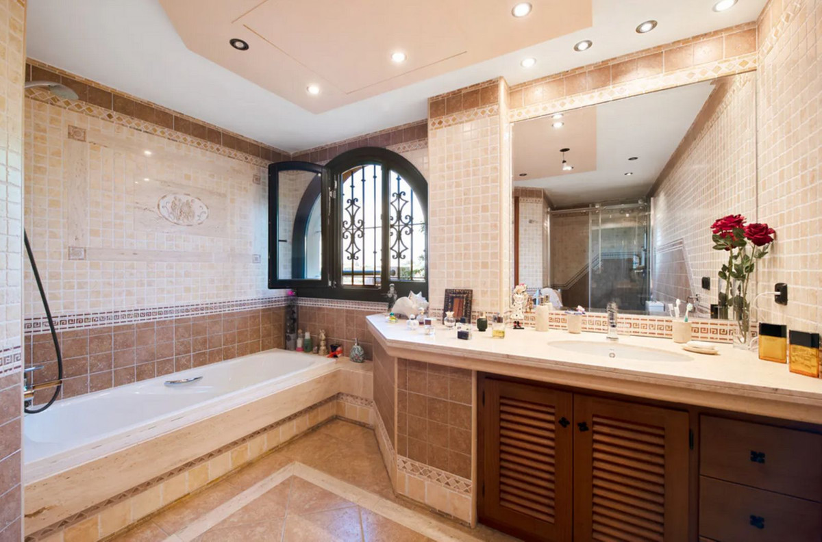 Villa for sale in Estepona