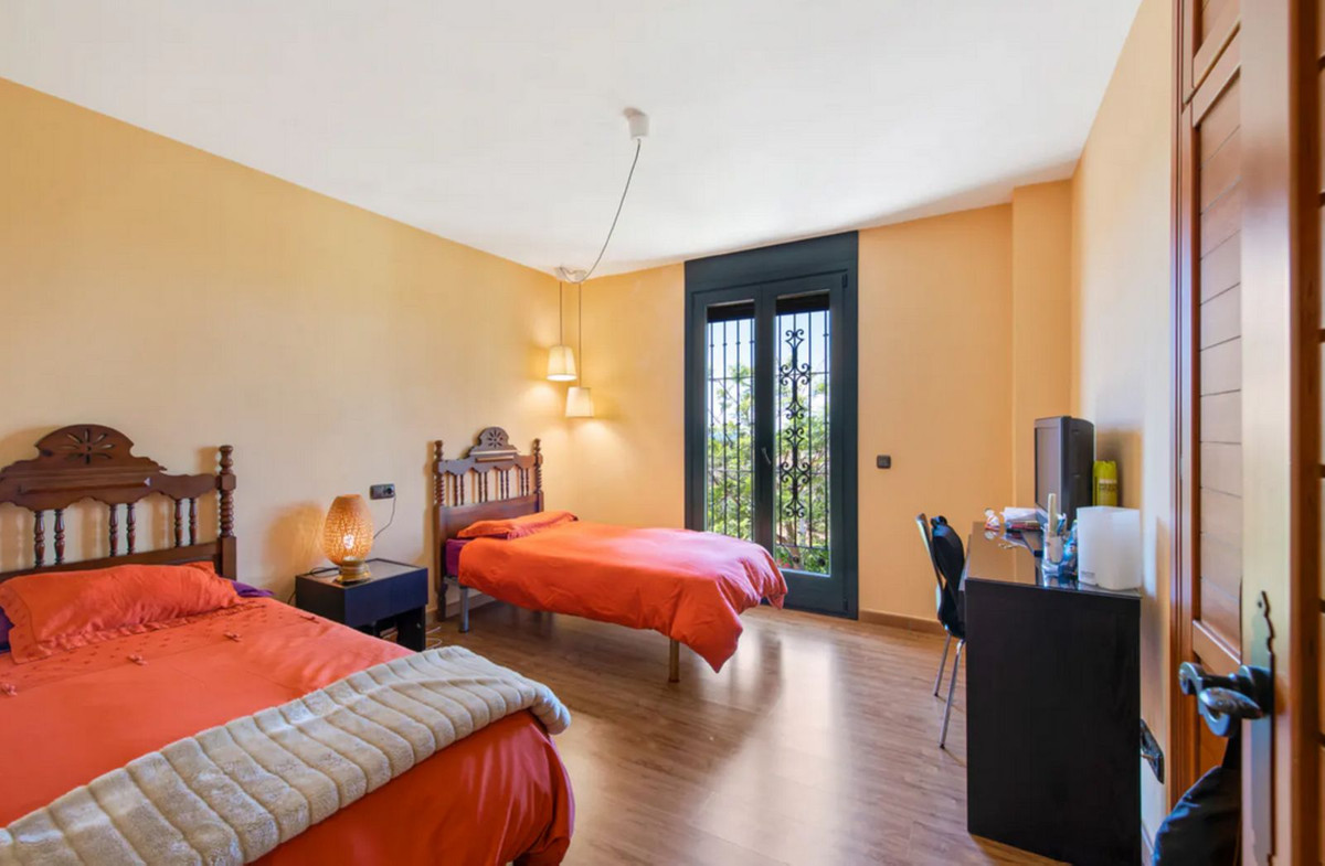 Villa for sale in Estepona