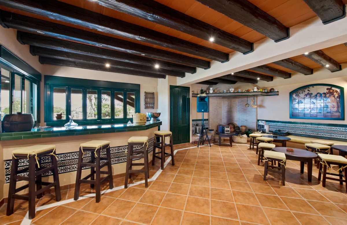 Villa for sale in Estepona