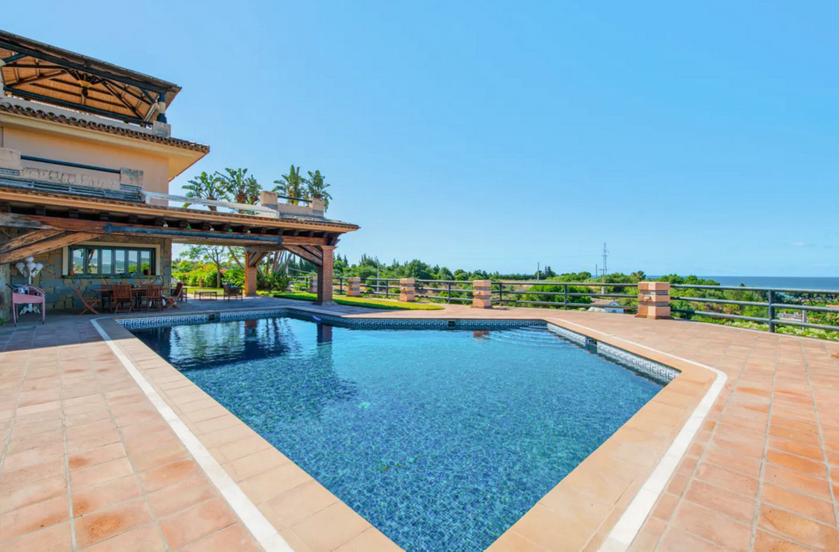 Villa for sale in Estepona