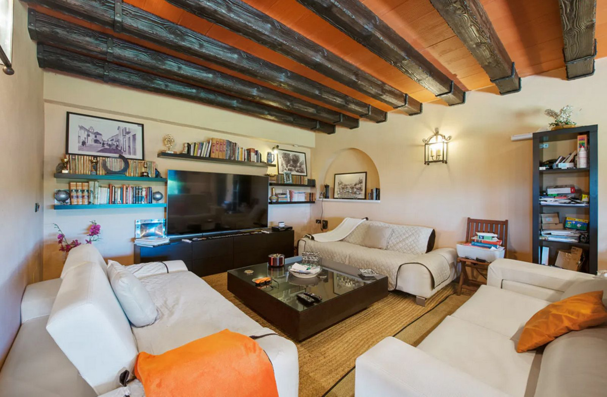Villa for sale in Estepona