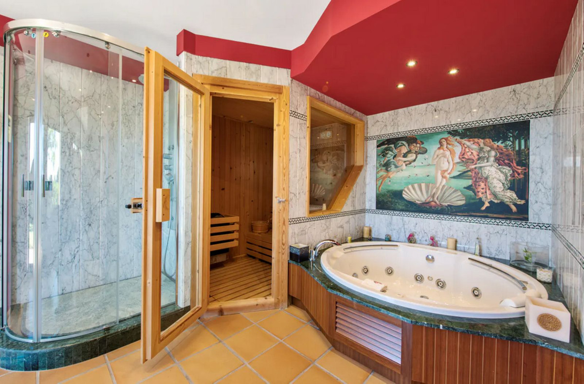 Villa for sale in Estepona