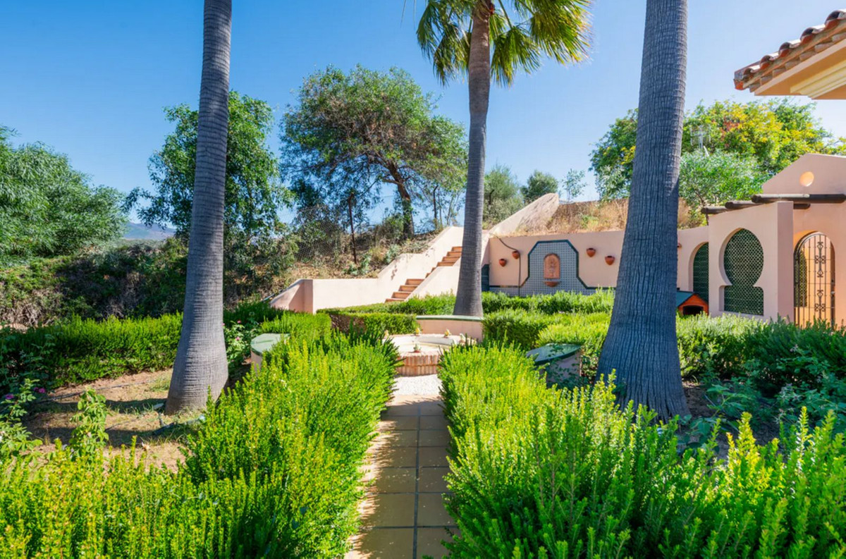 Villa for sale in Estepona