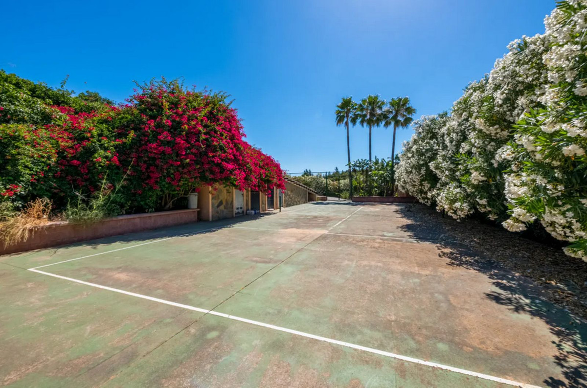 Villa for sale in Estepona