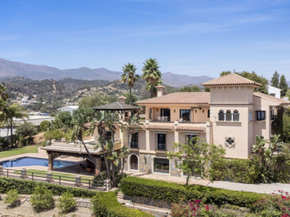 Villa for sale in Estepona