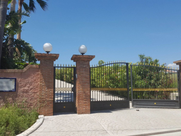 Villa for sale in Estepona