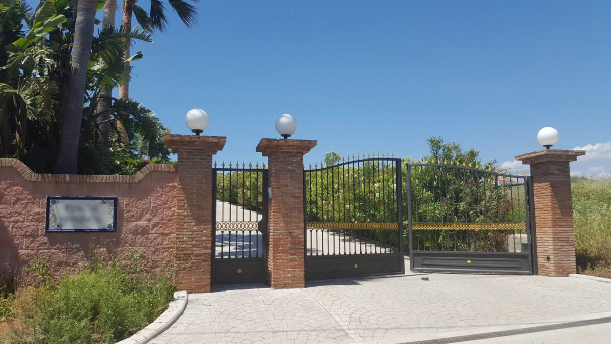Villa for sale in Estepona