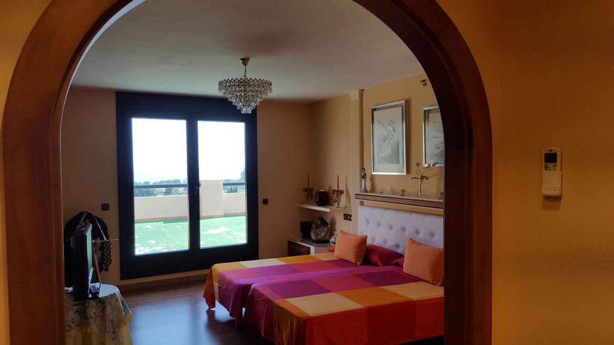 Villa for sale in Estepona