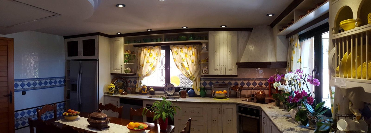 Villa for sale in Estepona