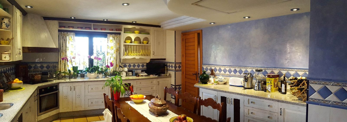 Villa for sale in Estepona