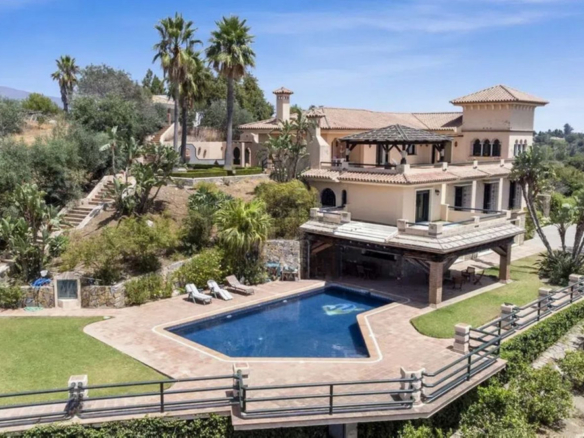 Villa for sale in Estepona