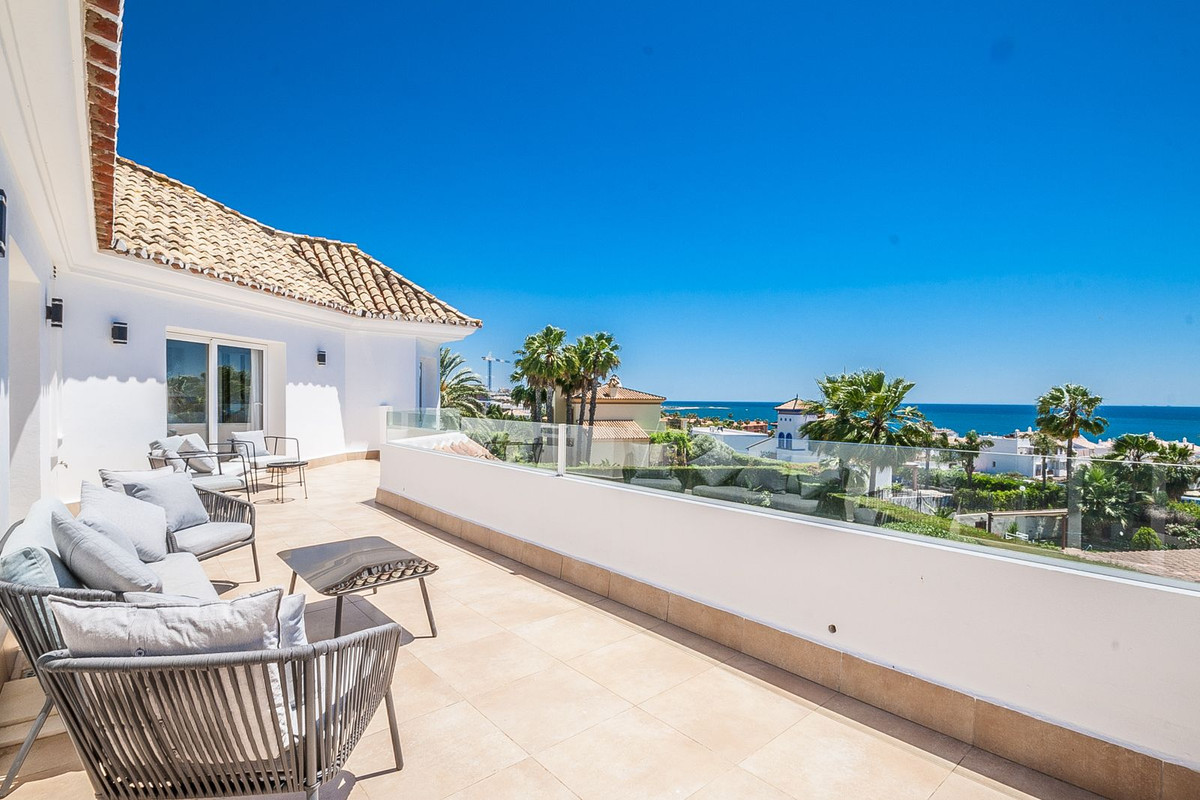 Villa-in-Estepona-Ref-R5362528 Villa for sale in Estepona
