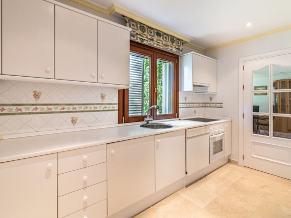 Villa for sale in Estepona