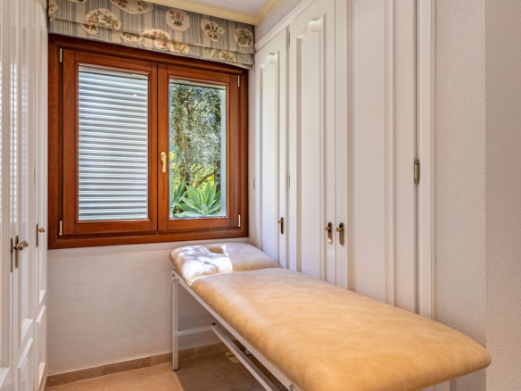 Villa for sale in Estepona