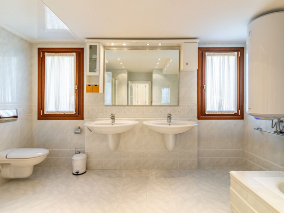 Villa for sale in Estepona