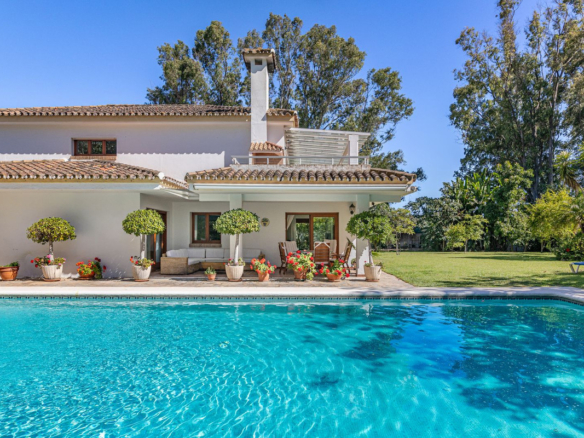 Villa for sale in Estepona