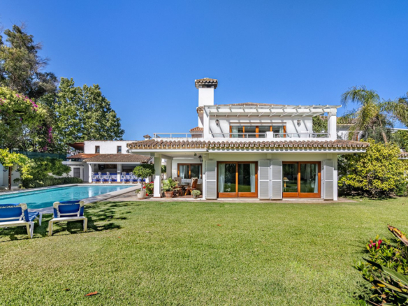 Villa for sale in Estepona