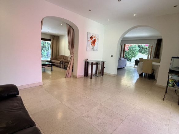 Villa for sale in Estepona