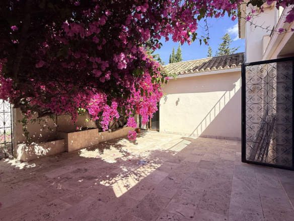 Villa for sale in Estepona