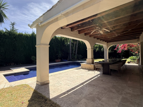 Villa for sale in Estepona