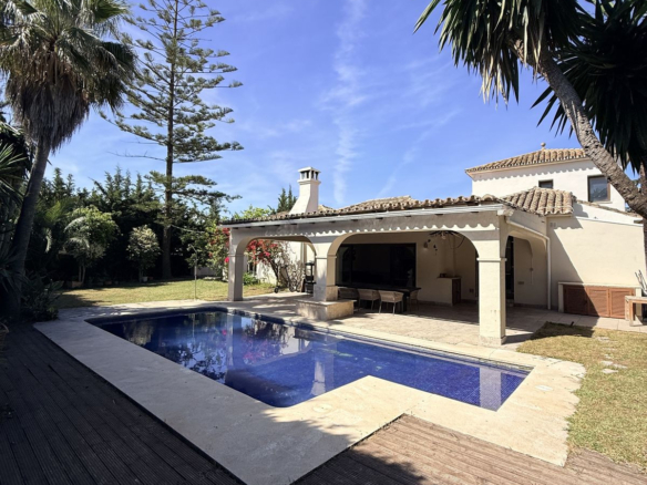 Villa for sale in Estepona