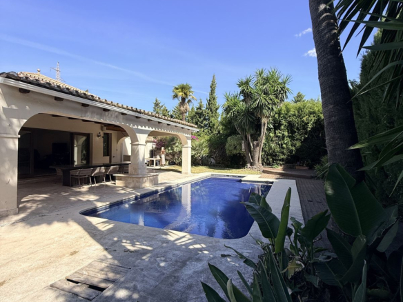 Villa for sale in Estepona