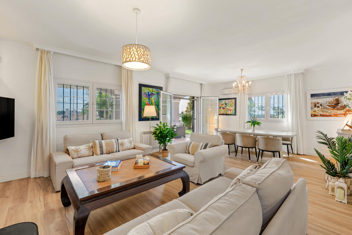 Villa for sale in Estepona