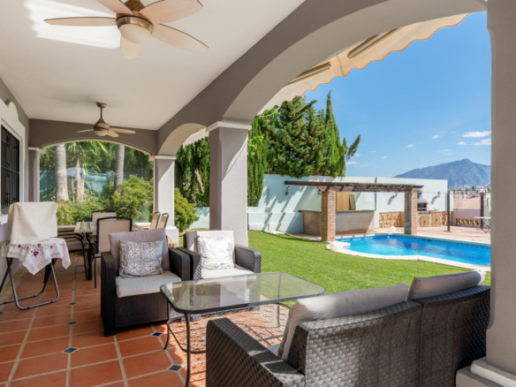 Villa for sale in Estepona