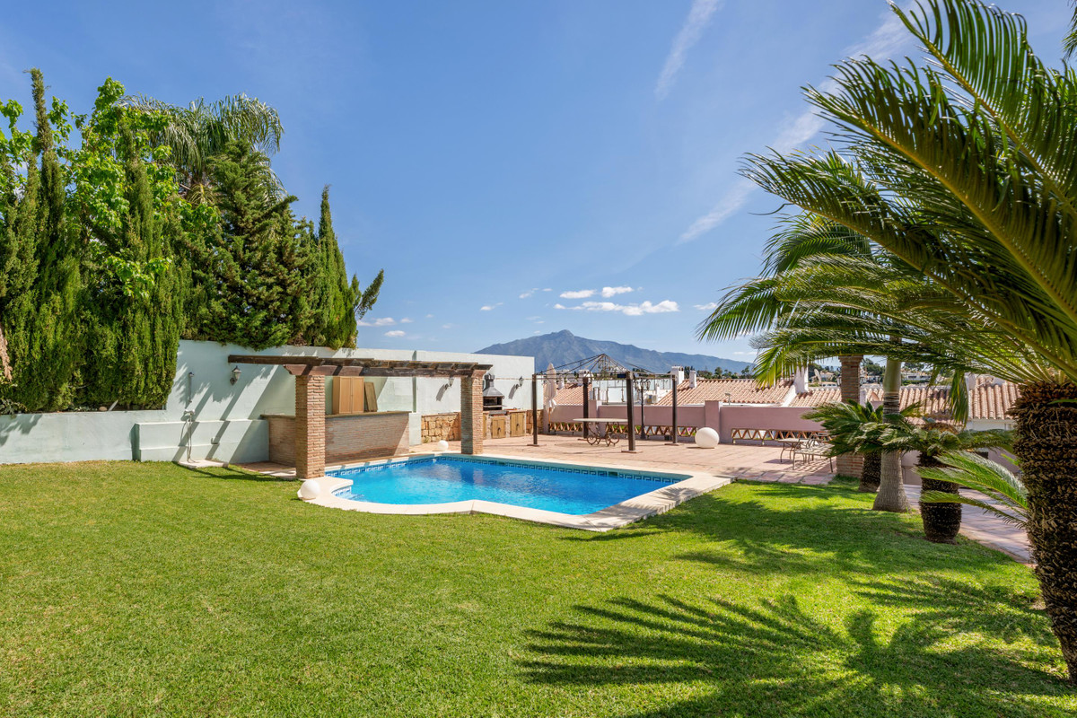 Villa for sale in Estepona