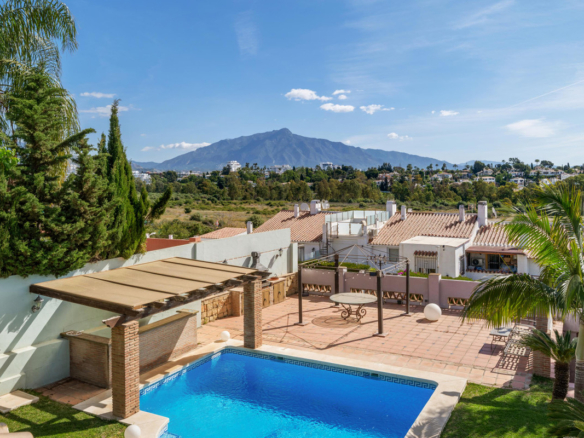Villa for sale in Estepona