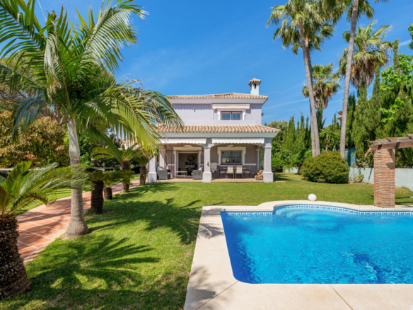 Villa for sale in Estepona