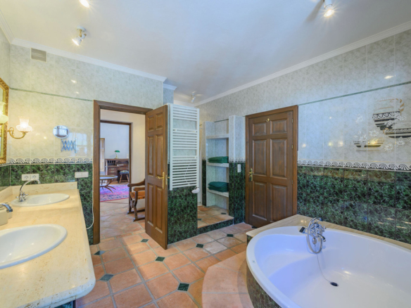 Villa for sale in Ojén