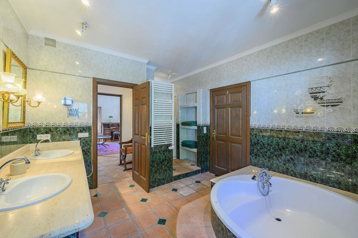 Villa for sale in Ojén