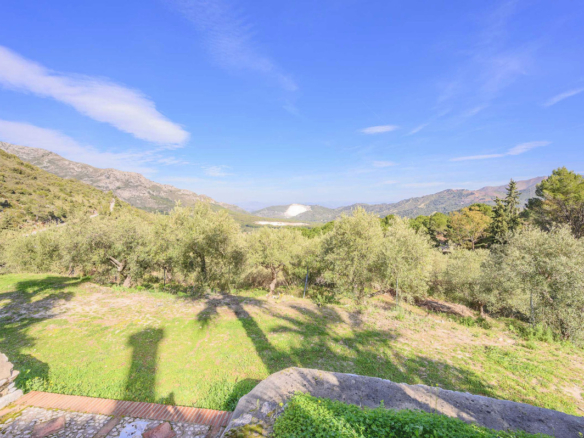 Villa for sale in Ojén