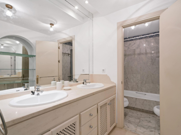 Apartment for sale in Estepona