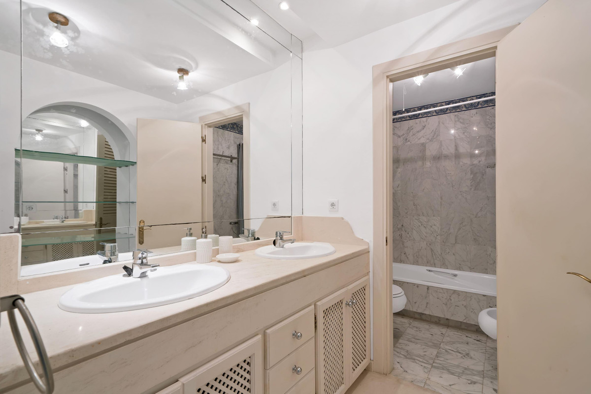 Apartment for sale in Estepona