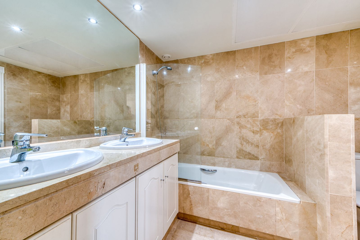 Apartment for sale in Estepona