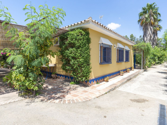 Finca for sale in Coín