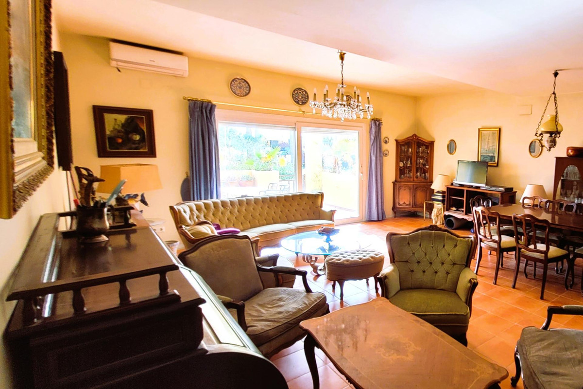 Townhouse for sale in Estepona