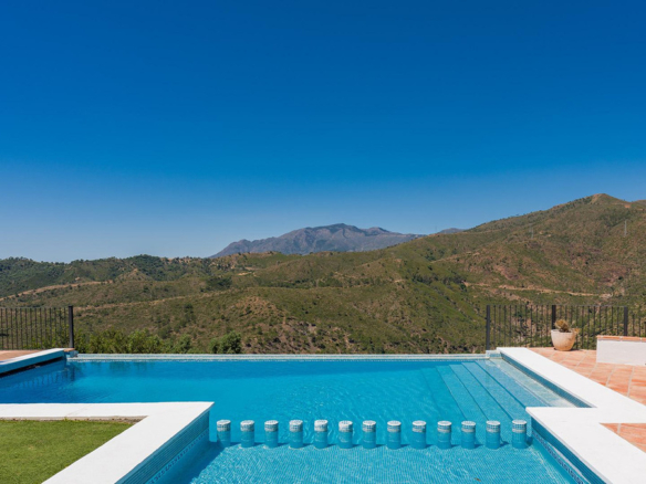 Villa for sale in Benahavís